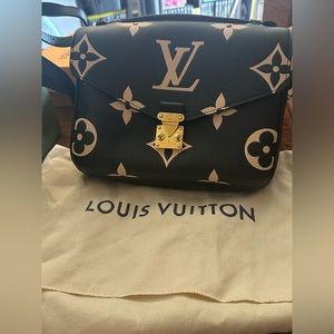Louis Vuitton Pochette bag